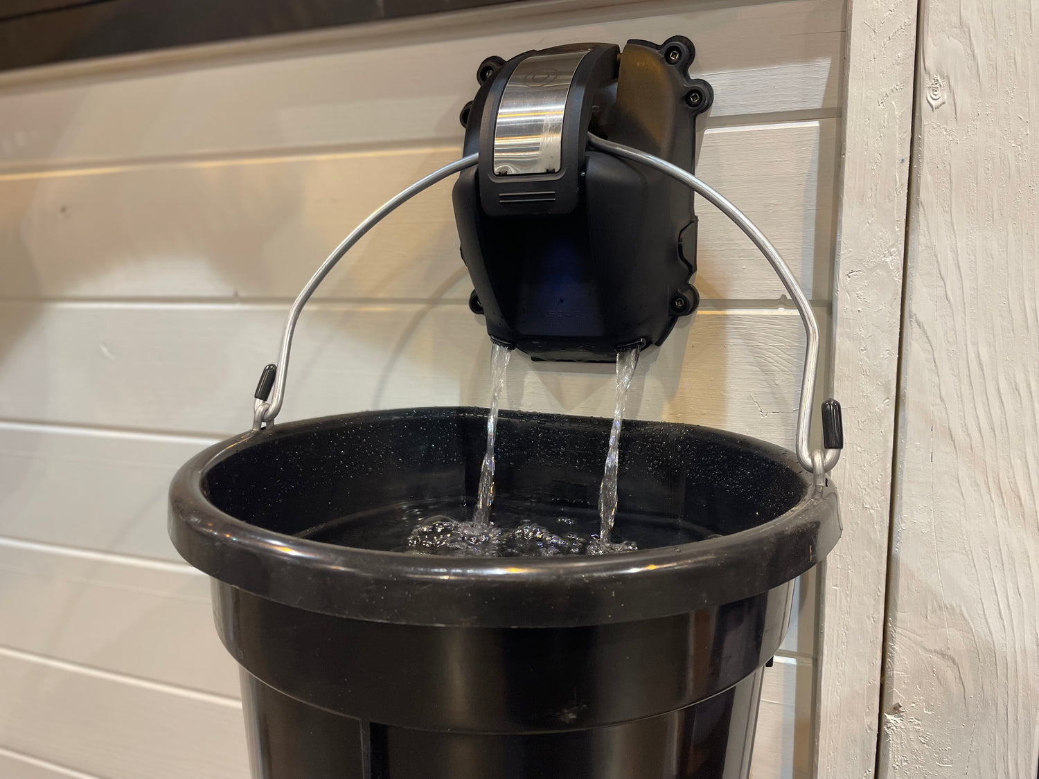 Cascada Standard Water Bucket (Black)